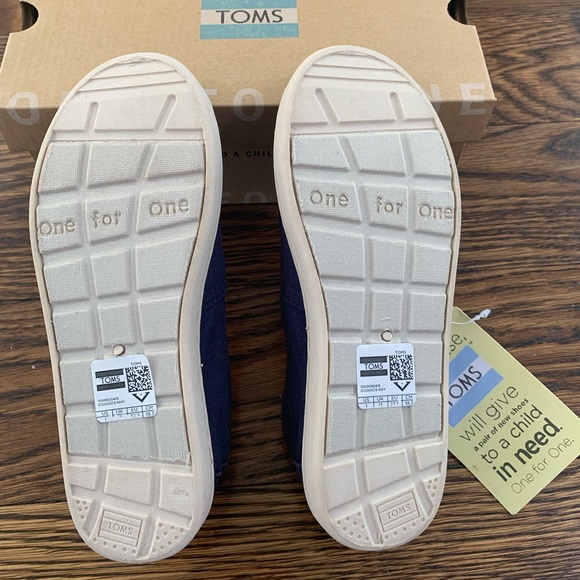 Toms Canvas classic shoes, Brand New - Picture 4 of 7